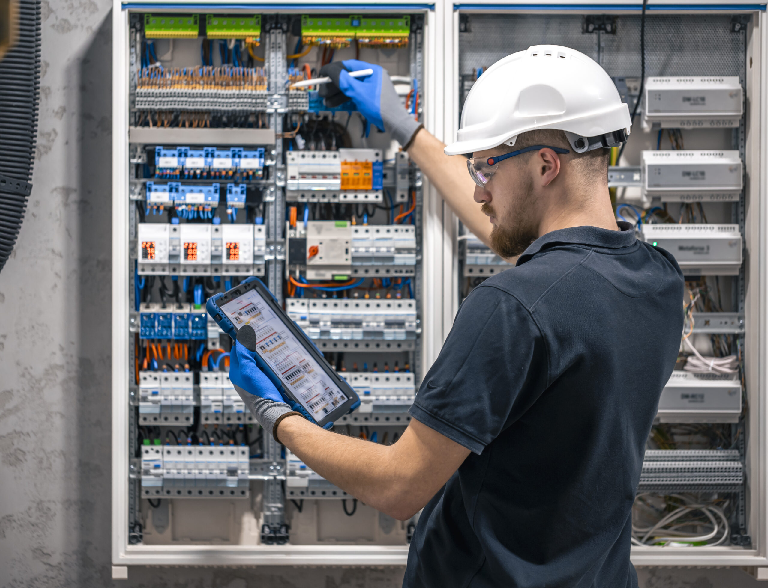 Elektroinstallationstechniker bei der Arbeit