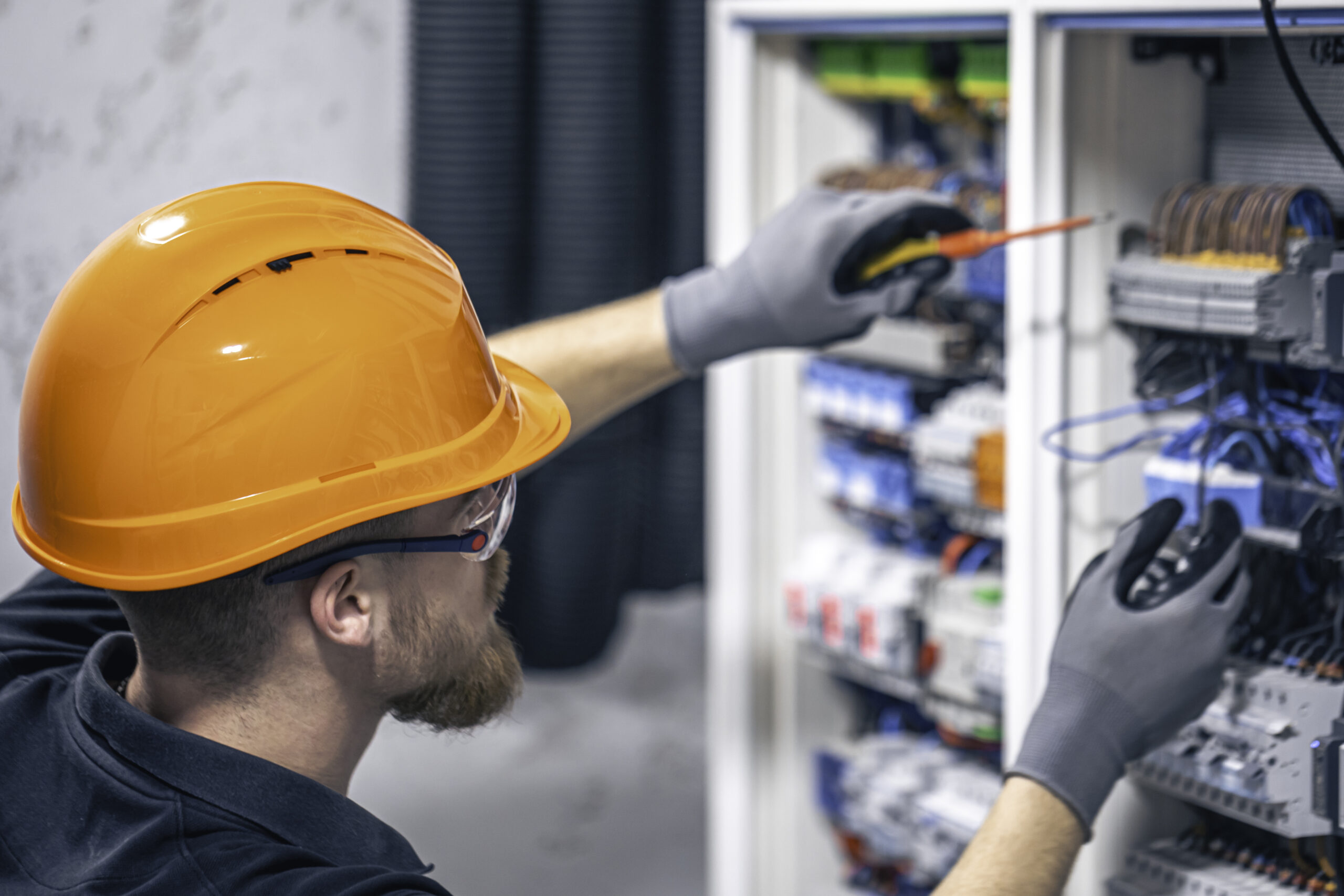 Elektrotechniker bei Montagearbeiten