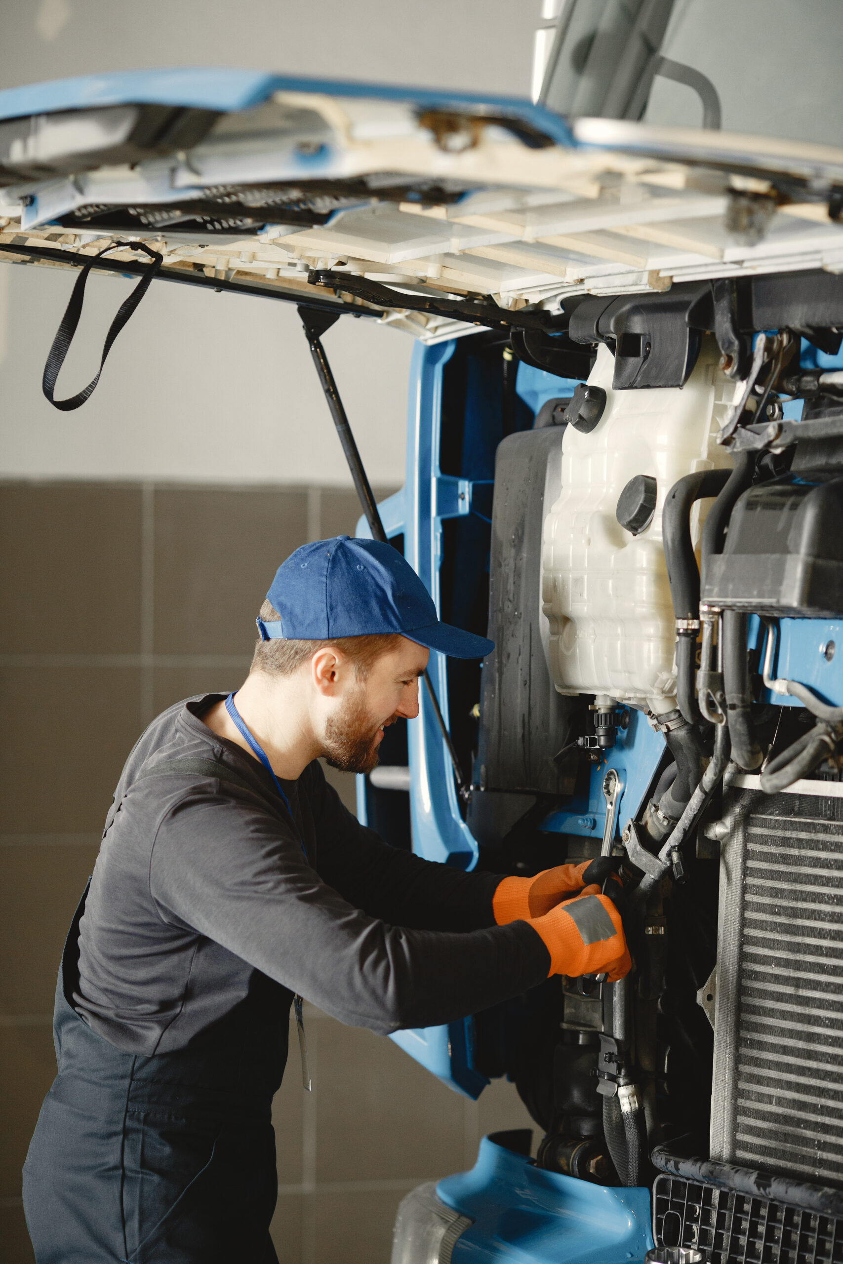 Mechaniker bei Reparaturarbeiten an einem Nutzfahrzeug