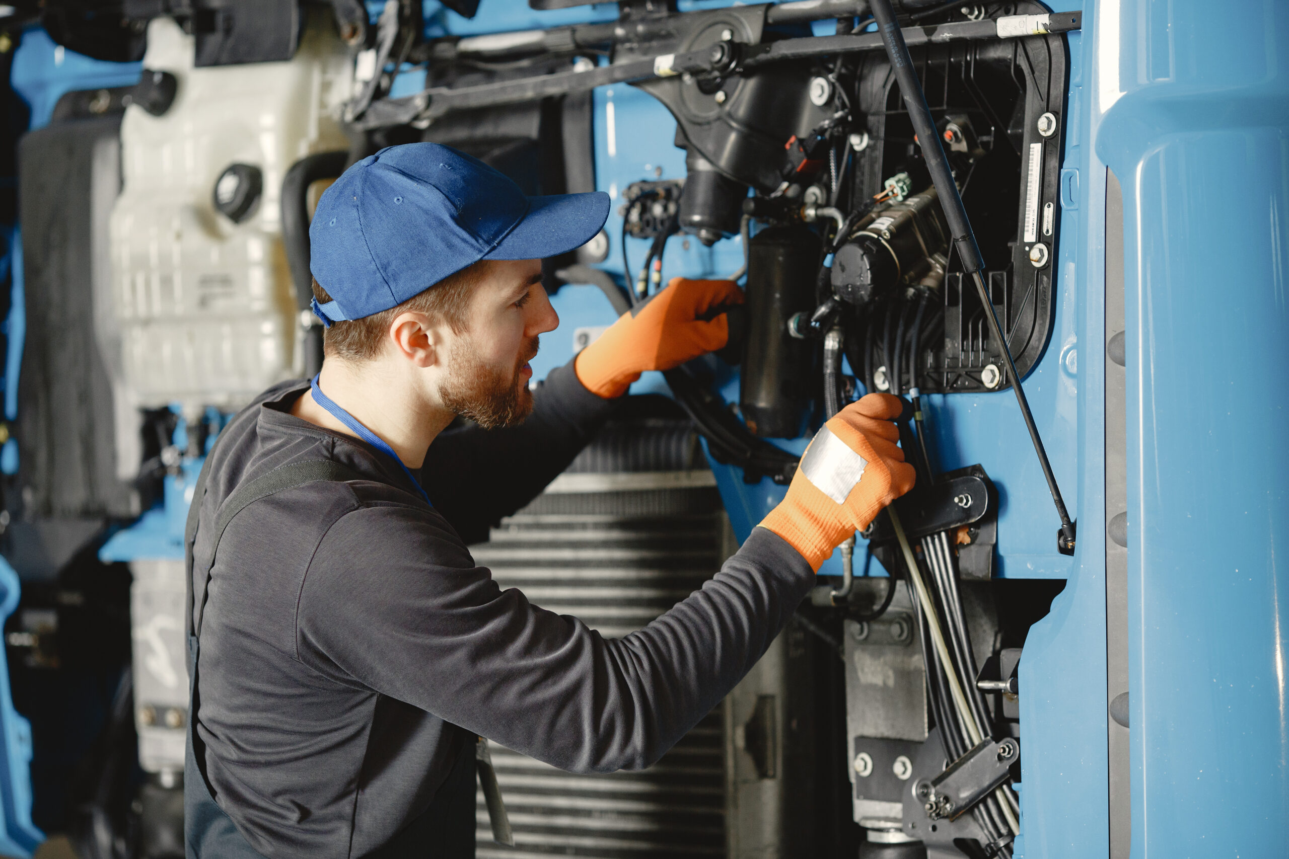 LKW-Mechaniker bei der Arbeit