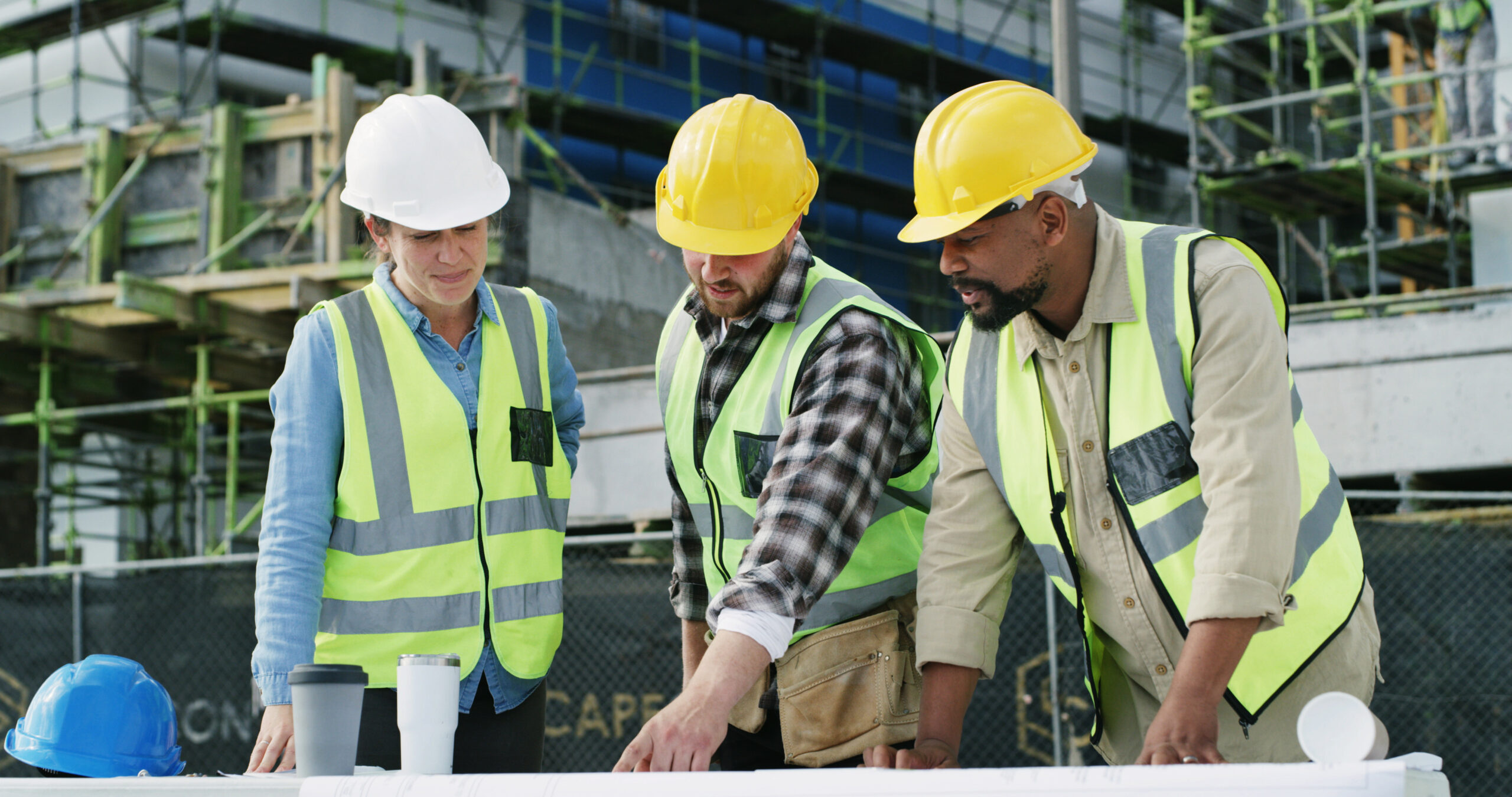 Handwerker bei Arbeiten auf einer Baustelle