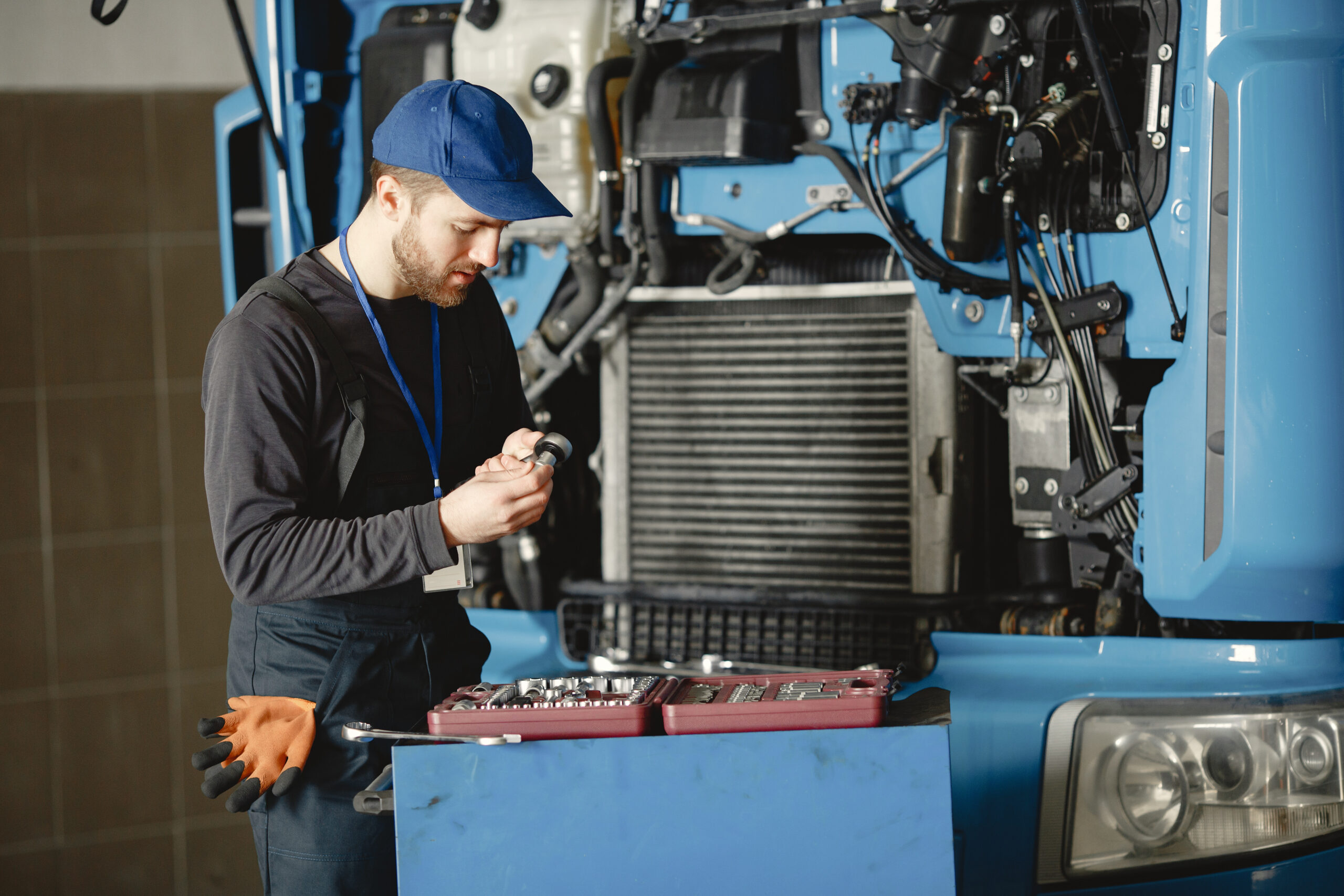 Mechaniker bei Arbeiten an einem LKW