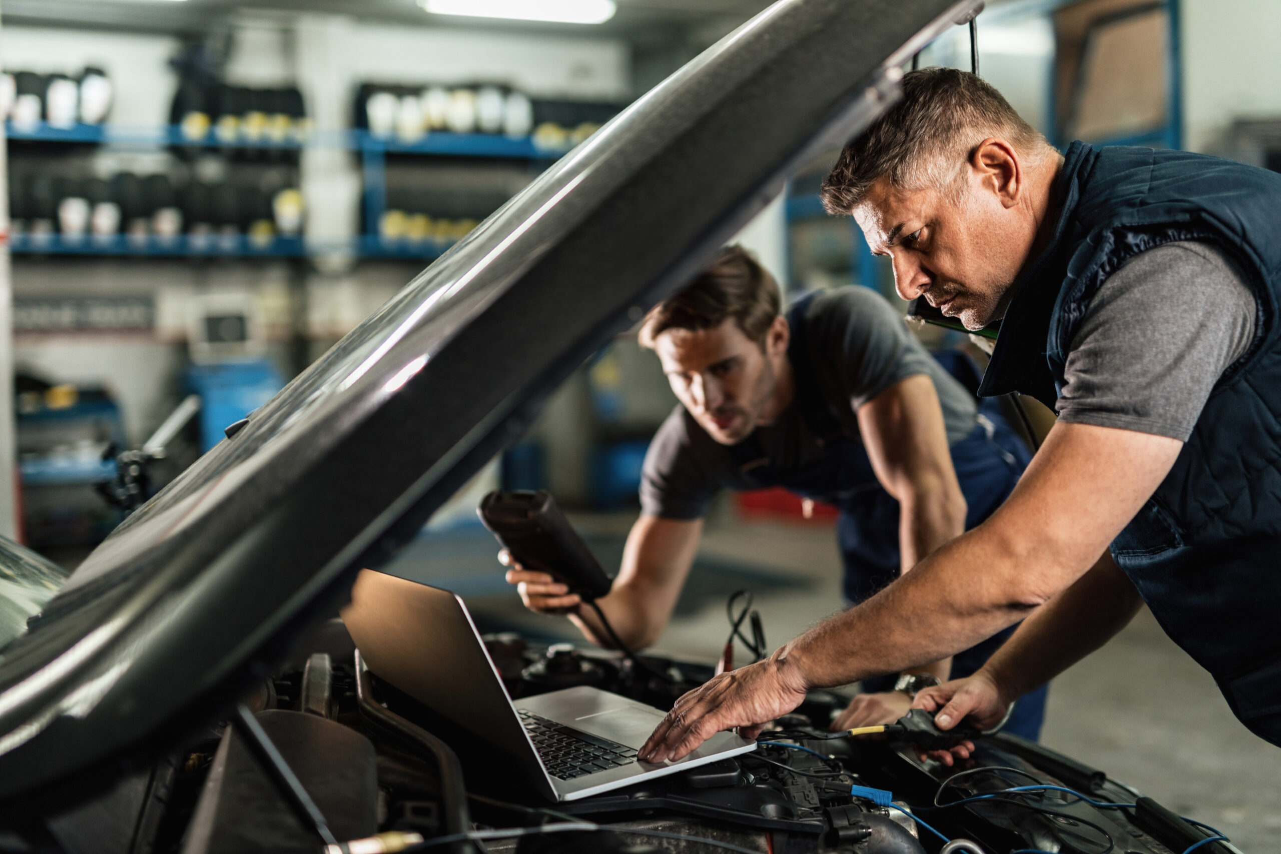 KFZ-Techniker bei der Arbeit in der Werkstatt