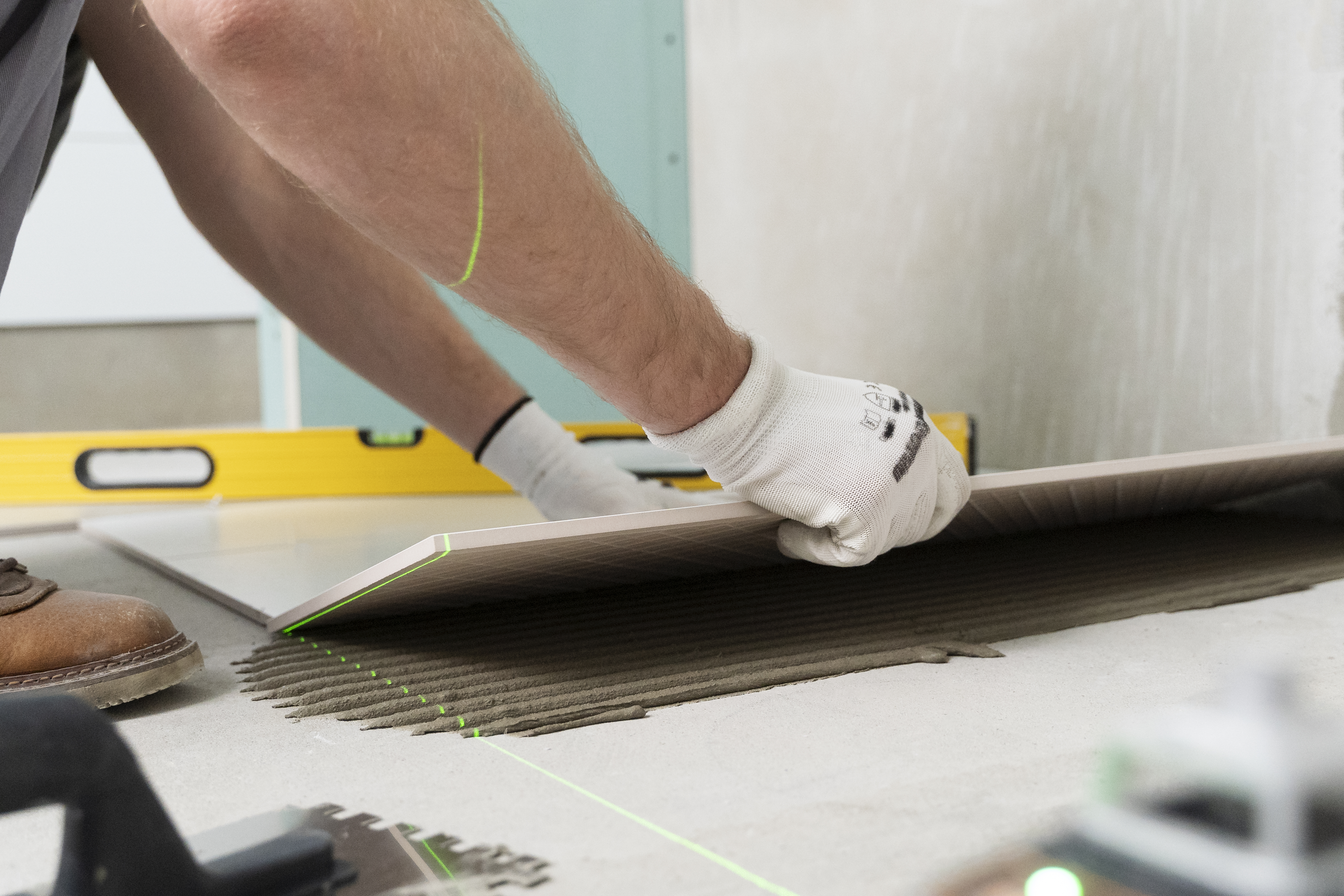 Servicemonteur bei einem handwerklichen Einsatz