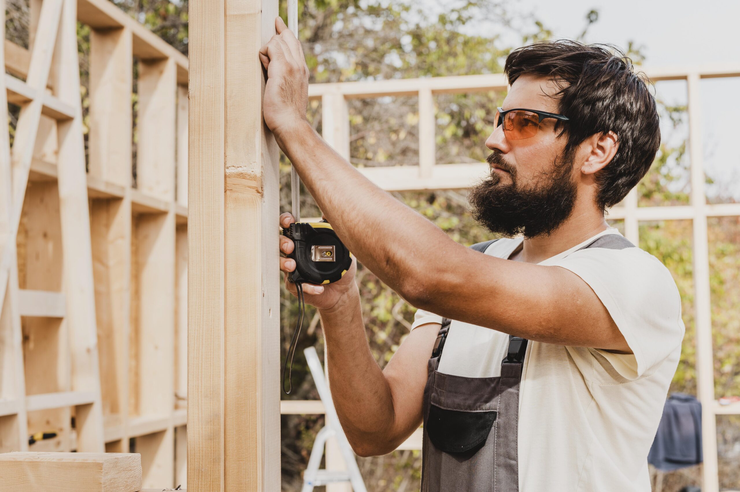 Zimmerer-Facharbeiter bei der Arbeit im Holzbau