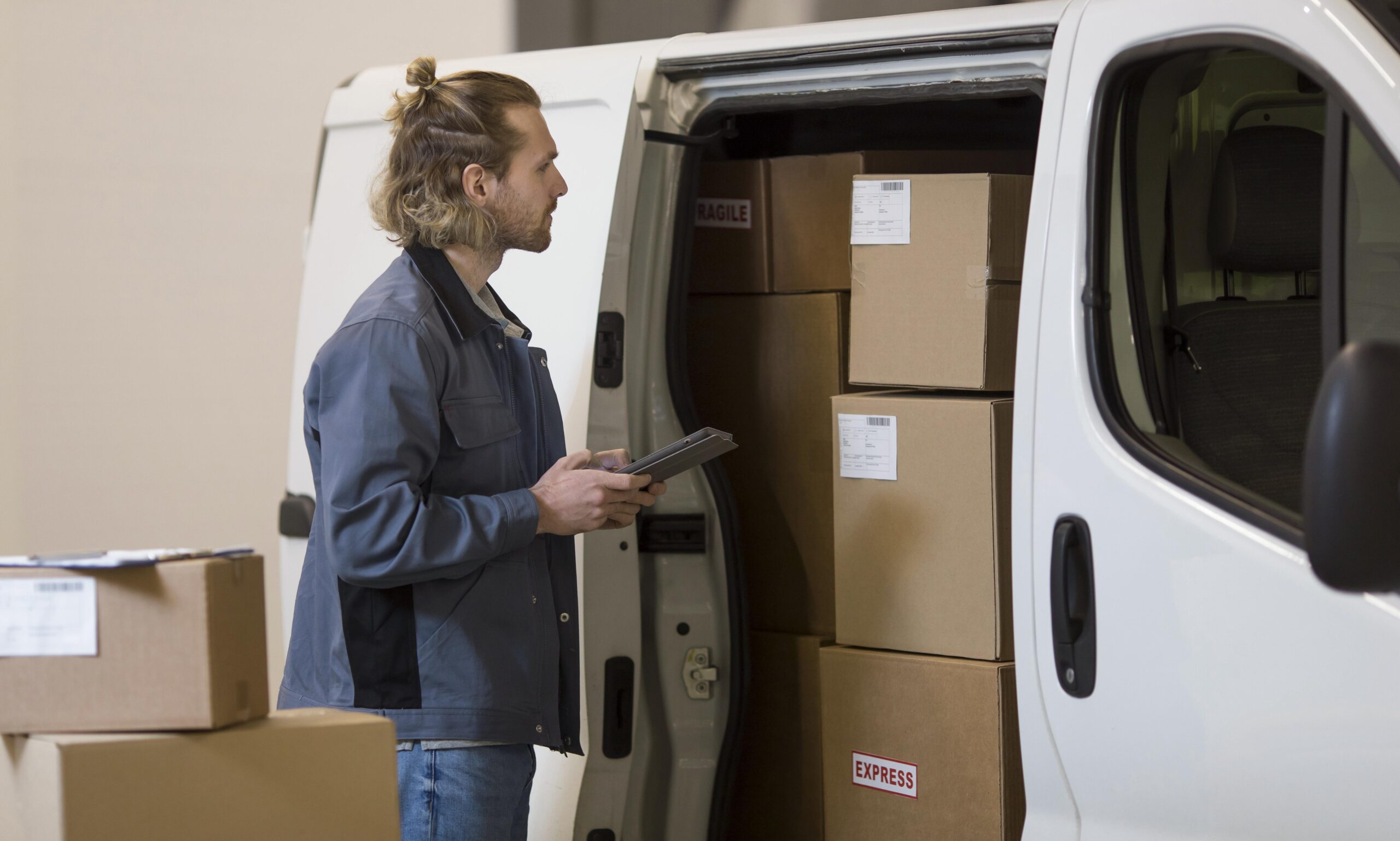 Paketzustellung durch Autokurier