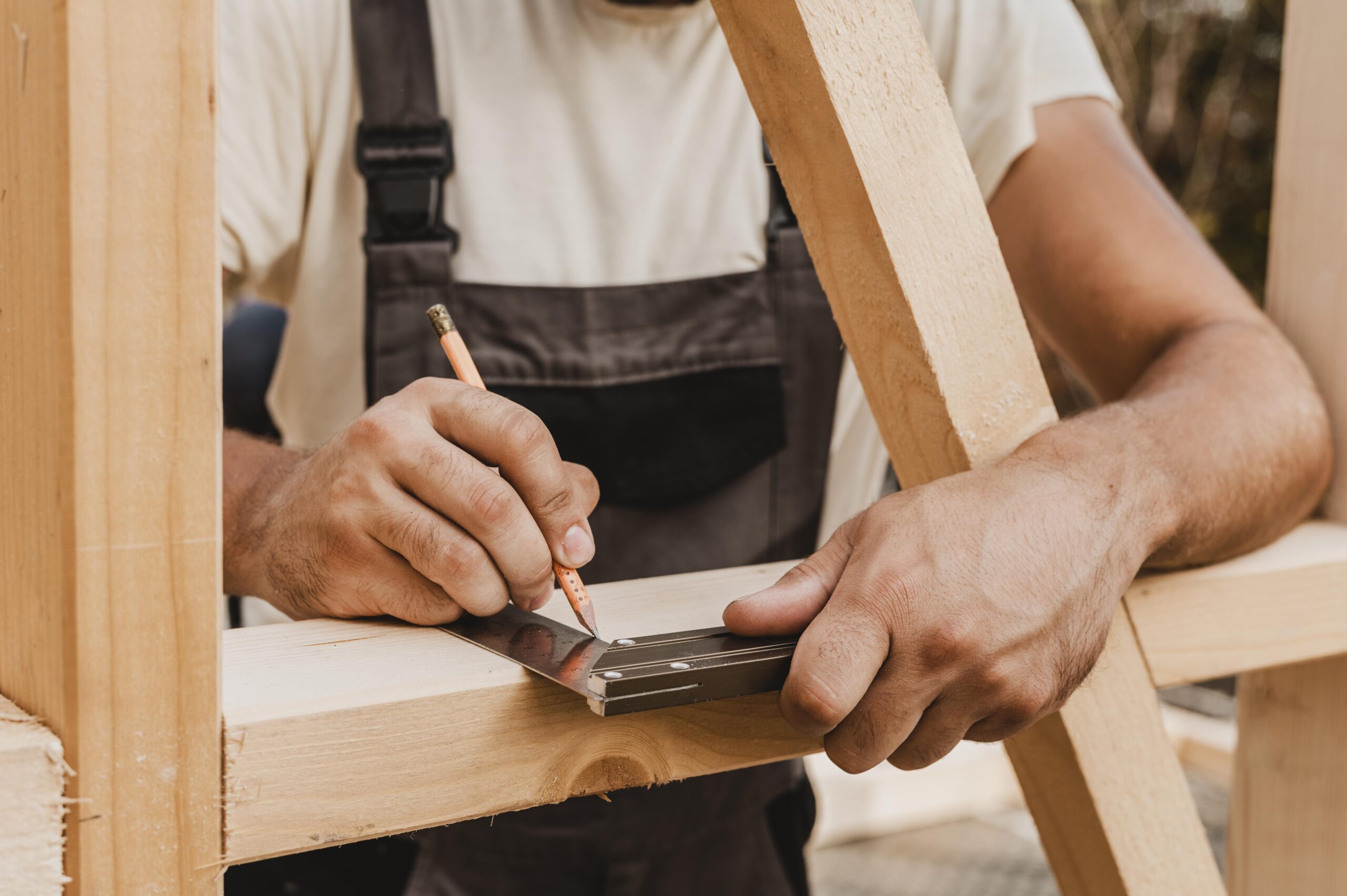 Zimmerer bei Arbeiten an einer Holzkonstruktion